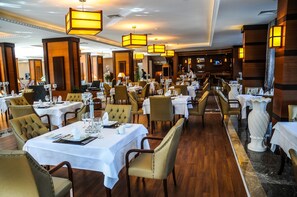 2 ristoranti; aperti a colazione, a pranzo, a cena, e per il brunch
