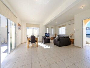Villa, 3 chambres (Clematis) | Coin séjour | Télévision à écran plat, lecteur de DVD