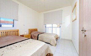 Vila, 3 quartos (Nadia) | Cofres nos quartos, ferros/tábuas de passar roupa, berços (sobretaxa)