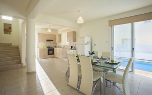xxxVilla, 3 Bedrooms (Dorothy)xxx | Coin séjour | Télévision à écran plat, lecteur de DVD