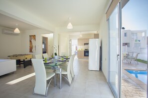 xxxVilla, 3 Bedrooms (Dorothy)xxx | Coin séjour | Télévision à écran plat, lecteur de DVD