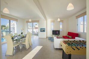 xxxVilla, 3 Bedrooms (Dorothy)xxx | Oppholdsområde | Flatskjerm-TV og DVD-spiller