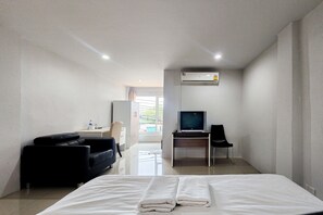 Desk, free WiFi - Freesia Guesthouse Suvarnabhumi (Bang Phli)