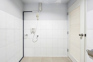 Douche, articles de toilette gratuits, sèche-cheveux