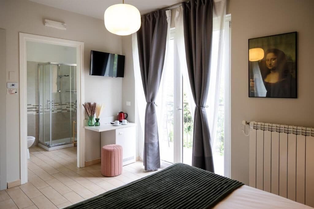 Ropa de cama de alta calidad, cubrecamas y minibar 