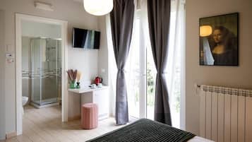 Habitación superior | Ropa de cama de alta calidad, edredones de plumas, minibar y caja fuerte