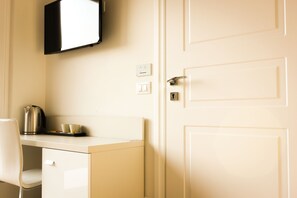 Habitación doble, 1 cama matrimonial, balcón | Sala de estar | Televisión de pantalla plana