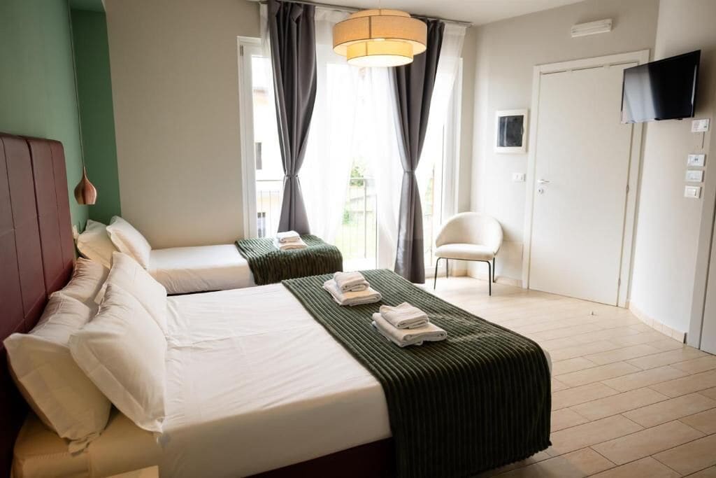 Ropa de cama de alta calidad, cubrecamas y minibar 