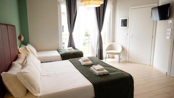 Ropa de cama de alta calidad, cubrecamas y minibar