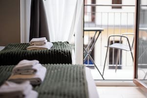 Ropa de cama de alta calidad, cubrecamas y minibar 