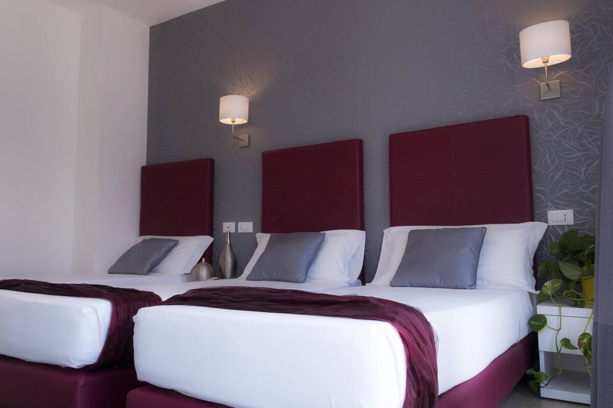 Ropa de cama de alta calidad, cubrecamas y minibar 