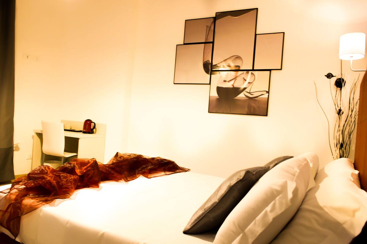 Ropa de cama de alta calidad, cubrecamas y minibar 