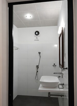 Bathroom - Avita Holiday Home (Hikkaduwa)