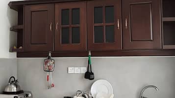 Standard Apartment, 1 King Bed, Kitchen, Garden View | Private kitchen | Fridge, stovetop, coffee/tea maker, electric kettle