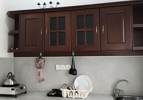 标准公寓, 1 张特大床, 厨房, 花园景观 | 私人厨房 | 冰箱、炉灶、茶具/咖啡用具、电热水壶