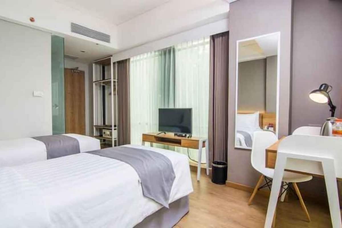 Desk, soundproofing, rollaway beds, free WiFi