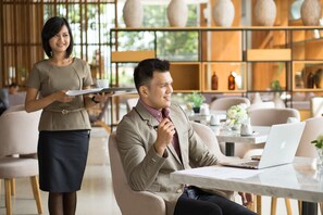 Breakfast, lunch and dinner served - Allstay Hotel Semarang (Semarang)