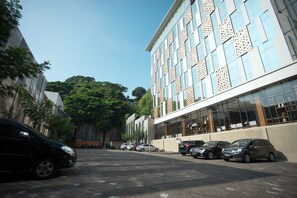 Free self parking - Allstay Hotel Semarang (Semarang)