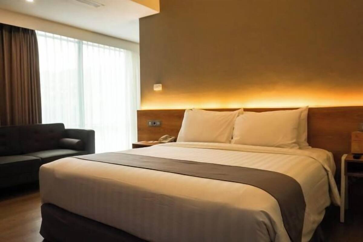 Desk, soundproofing, rollaway beds (surcharge), WiFi (free)