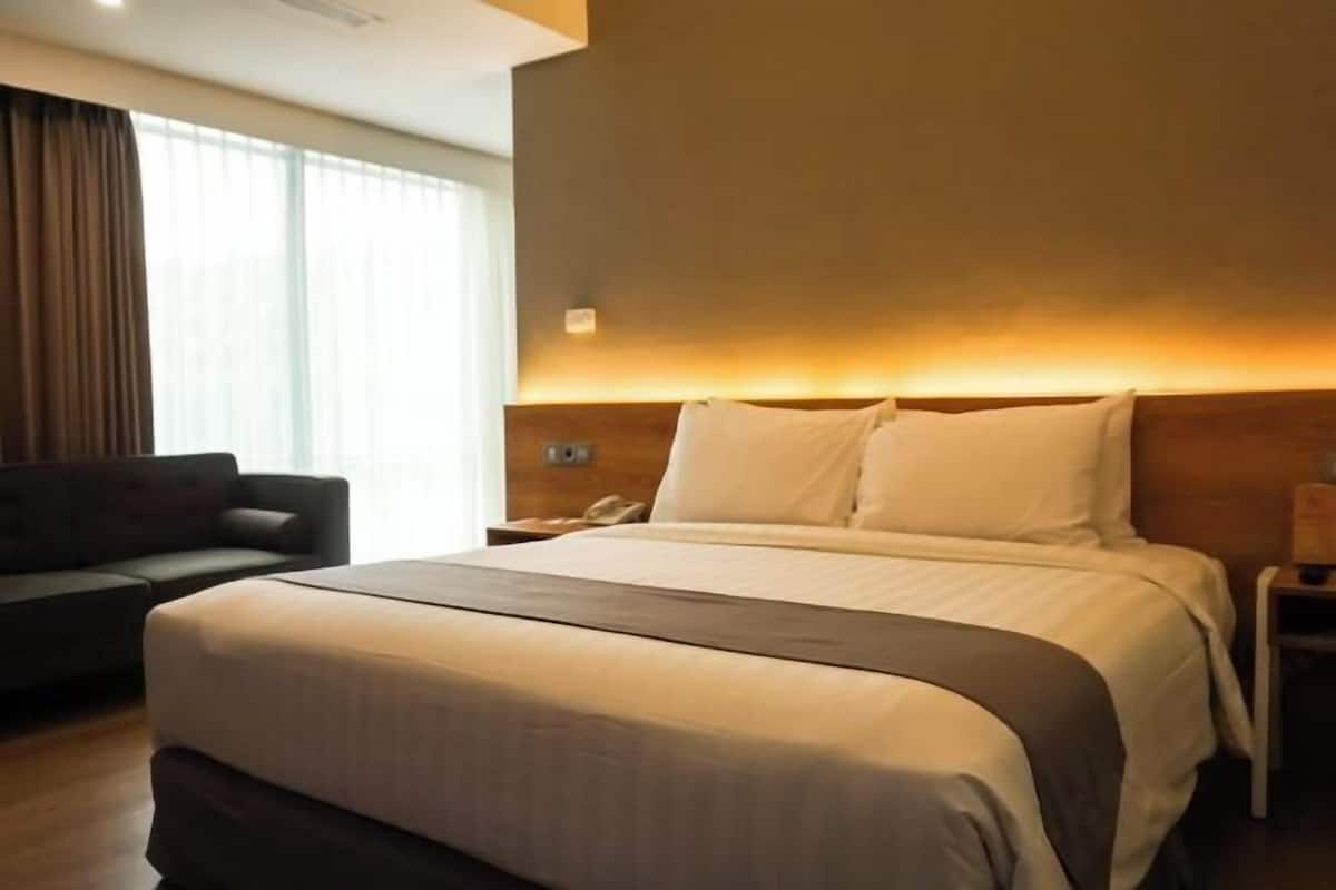 Desk, soundproofing, rollaway beds, free WiFi