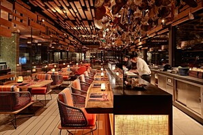 4 restaurants, breakfast and lunch served, international cuisine