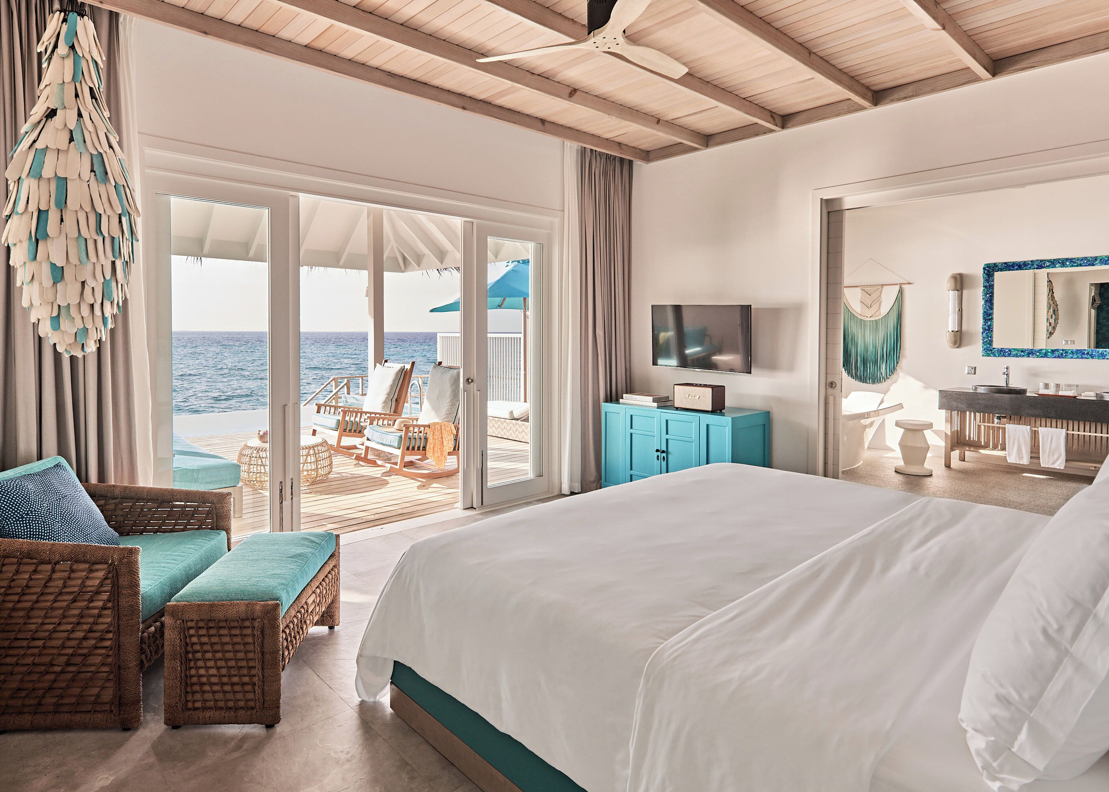 室外游泳池，10:00 至 18:00 开放，免费小屋，池畔遮阳伞