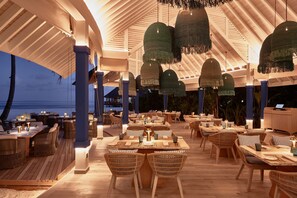 5 restaurantes, se sirven desayunos, comidas y cocina internacional