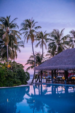 5 restaurantes; se sirve desayuno, almuerzo y cena; cocina internacional