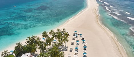 Piscine extérieure, cabanons gratuits, parasols de plage