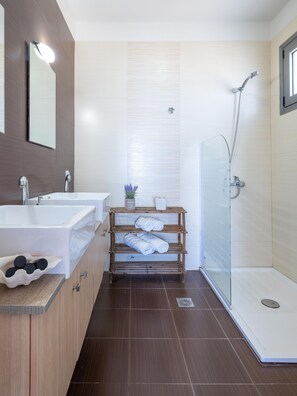 Regadera, amenidades de baño gratuitas, secadora de cabello, shampoo 