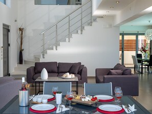 Villa, 3 chambres, en front de plage | Coin séjour | Télévisions à écran plasma