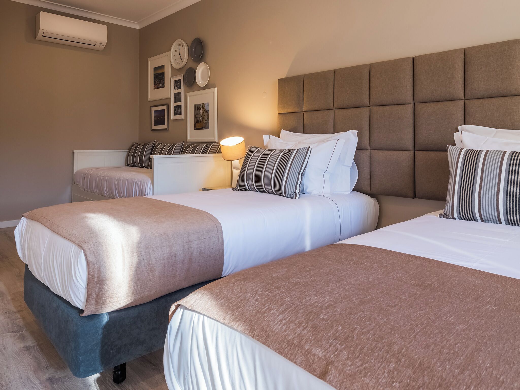 Quarto duplo standard, banheiro privativo | Cofres nos quartos, escrivaninha, cortinas blackout