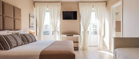 Chambre supérieure double, 1 grand lit et 1 canapé-lit, salle de bain privée | Vue de la chambre