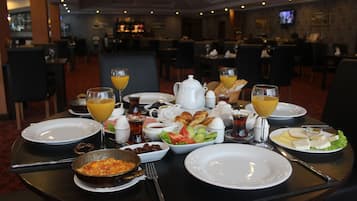 Desayuno buffet (AZN 10 por persona)