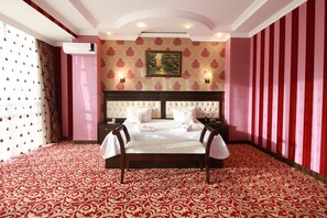 Suite - 1 kingsize-seng | Minibar, pengeskab på værelset, skrivebord, lydisolering