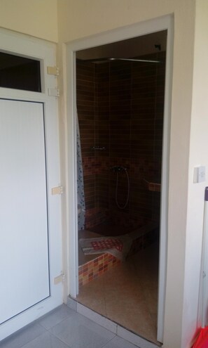 Studio, 1 chambre, réfrigérateur et four à micro-ondes | Salle de bain