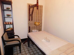 Couples treatment rooms, steam room, aromatherapy, deep-tissue massages - BrijRama Palace, Varanasi - By the Ganges (Varanasi)