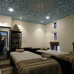 Couples treatment rooms, steam room, aromatherapy, deep-tissue massages
