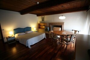 Tallelokero huoneessa, silitysrauta/-lauta, vauvansängyt, lisävuoteet