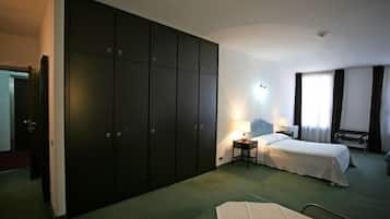 Coffres-forts dans les chambres, fer et planche Ă repasser