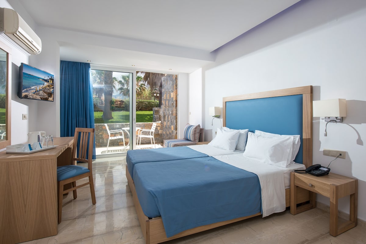 Superior Triple Room, Garden View | 1 bedroom, desk, free WiFi, bed sheets