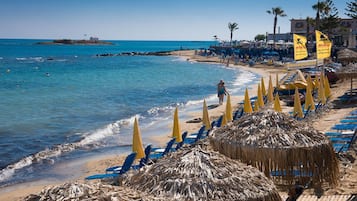 Στην παραλία, ξαπλώστρες (σεζλόνγκ), ομπρέλες θαλάσσης