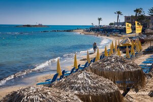 Ubicación a pie de playa, tumbonas y sombrillas