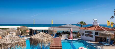 2 albercas al aire libre, sombrillas en la alberca y camastros