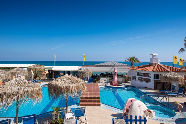 Zona de piscina amb vista a l'oceà, un bar i un restaurant.
