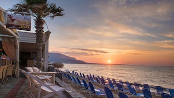Στην παραλία, ξαπλώστρες (σεζλόνγκ), ομπρέλες θαλάσσης