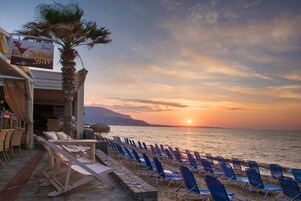 Ubicación a pie de playa, tumbonas y sombrillas