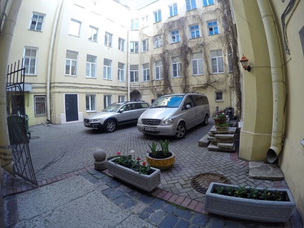 Parkir mandiri seharga RUB 500 per malam