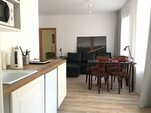 Apartemen, 2 kamar tidur | Meja kerja, kedap suara, dan setrika/meja setrika