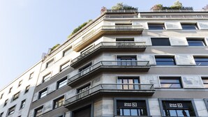 A multi-story building with balconies, windows, and a sign for "Global Broker". - BC MAISON bed&cafe Milano (Milan)
